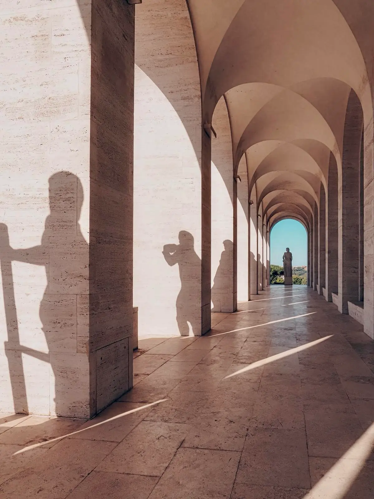 Jeu d'ombres avec les statues sous les arches du Colisée carré