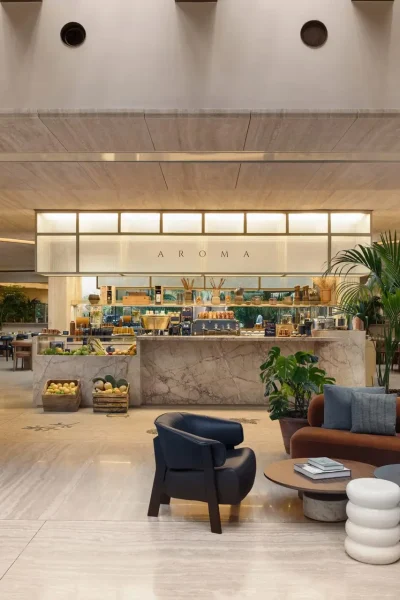Vue d'intérieur sur le restaurant café bar "Bivium" du Six Senses avec ses plantes et ses canapés
