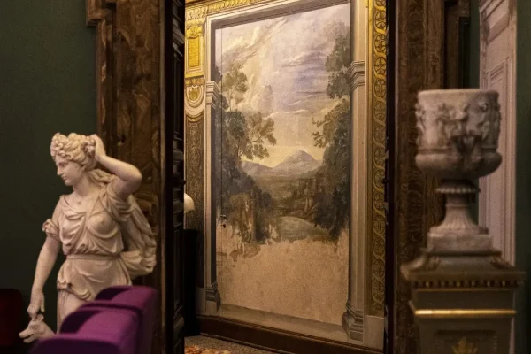 Statues, canapé et toiles dans le Palazzo Shedir