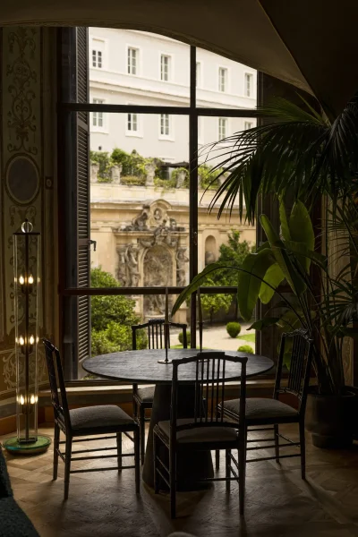 Intérieur avec vue sur le jardin Cembalo du Palazzo Shedir