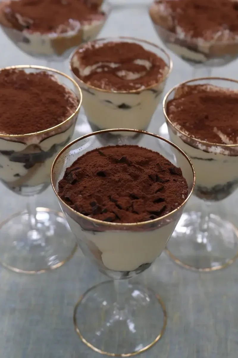 Tiramisu maison dans des verres chic