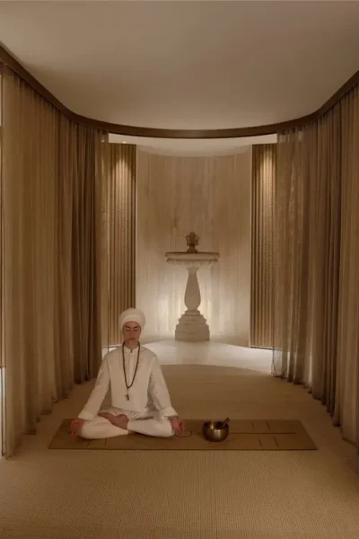Homme faisant du yoga dans l'espace spa du Six Senses
