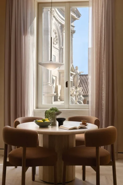 Table en face d'une fenêtre avec vue
