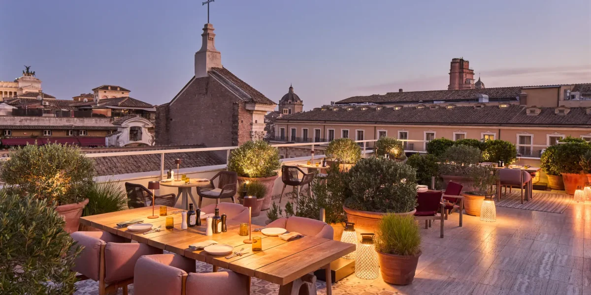 Rooftop du Six Senses avec jardin d'été en début de soirée