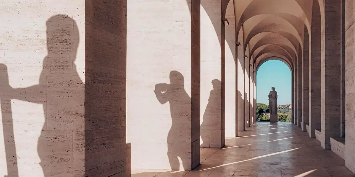 Jeu d'ombres avec les statues sous les arches du Colisée carré