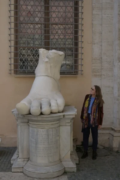 Barbara à côté d'une sculpture "pied" au musée du Capitole